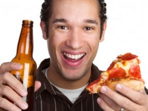 Опасное сочетание пуринов в пиве и жирном мясе Опасное сочетание пуринов в пиве и жирном мясе