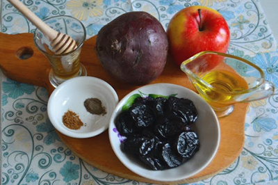 Ингредиенты для противозапорного салата из свеклы, яблок и чернослива Ингредиенты для противозапорного салата из свеклы, яблок и чернослива