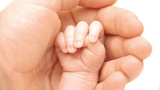 Сжатие рук в кулачки