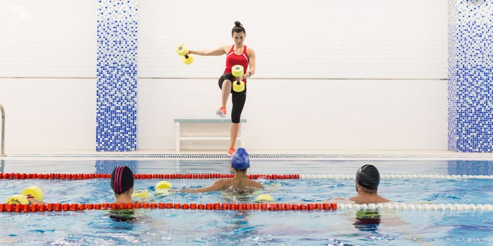 Аквааэробика под контролем тренера Аквааэробика под контролем тренера