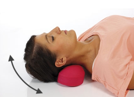 Упражнение с валиком под шею Упражнение с валиком под шею