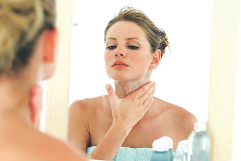 Втирание обезболивающего состава в область шеи Втирание обезболивающего состава в область шеи